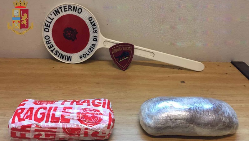Nasconde un chilo di eroina e tenta la fuga sui binari: arrestato