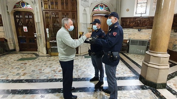 Ruba tre calici, uno appartenuto a Giovanni Paolo II: arrestato