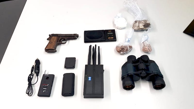 Auto nel posto disabili, gli agenti la rimuovono e trovano droga e pistola