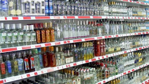 Coprifuoco, Dietrofront sugli alcolici: si possono comprare nei supermercati dopo le 18