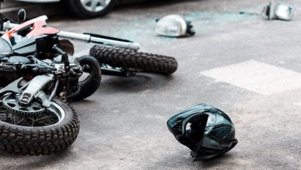 Incidente tra auto e moto, centauro di 28 anni in gravissime condizioni