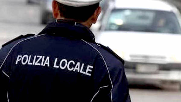 Incivile scarica materiale ingombrante sulla strada: beccato da un video e multato