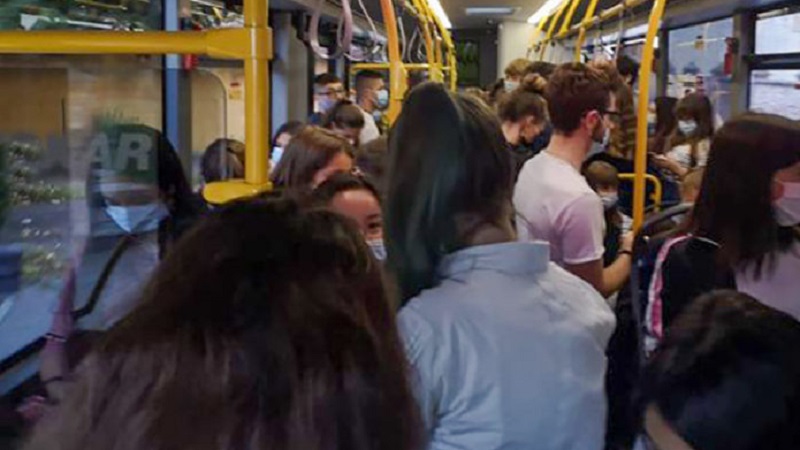 Mezzi pubblici pieni, la proposta di FI: “Sospendere Area B e C”