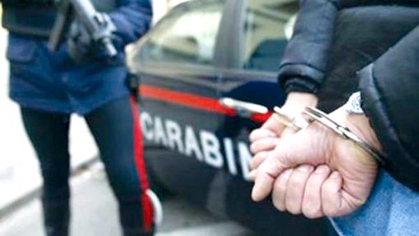 Pagavano acquisti online con banconote false: 7 arresti