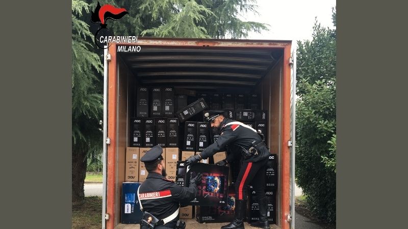 Furgone portato via a Trezzano trovato pieno di merce informatica rubata