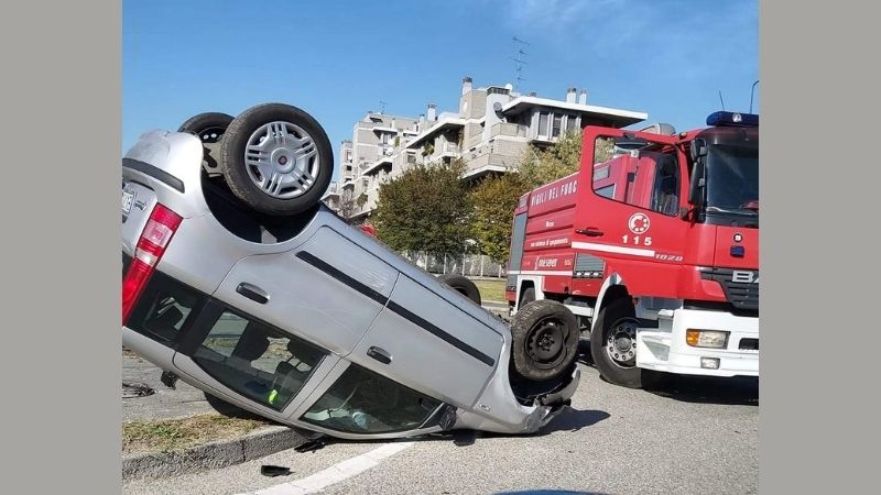Auto si ribalta alla rotonda, ferita ragazza di 26 anni