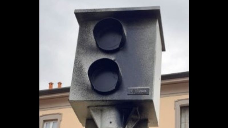 Vandalizzato l’autovelox: vernice nera gettata sul rilevatore