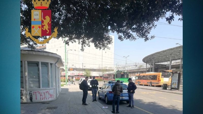 Segnalato assembramento, interviene la polizia e trova droga e armi