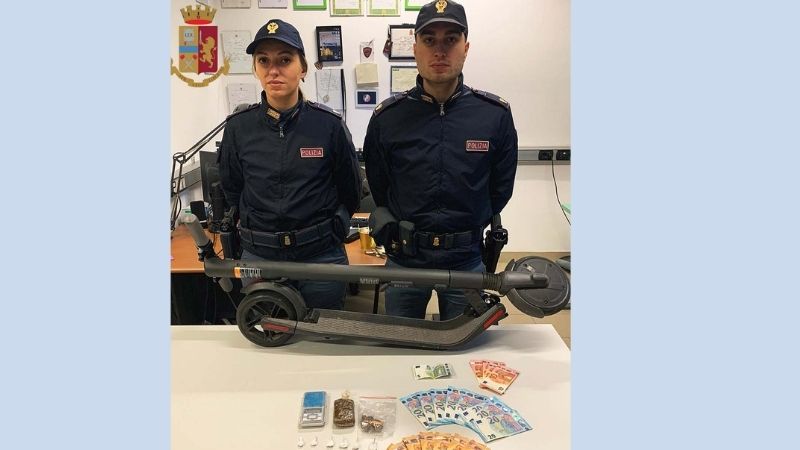 Consegna la droga a bordo del monopattino: arrestato pusher