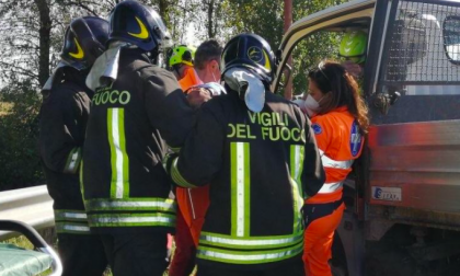 Incidente sulla sp105: ferito estratto dalle lamiere dai pompieri - FOTO