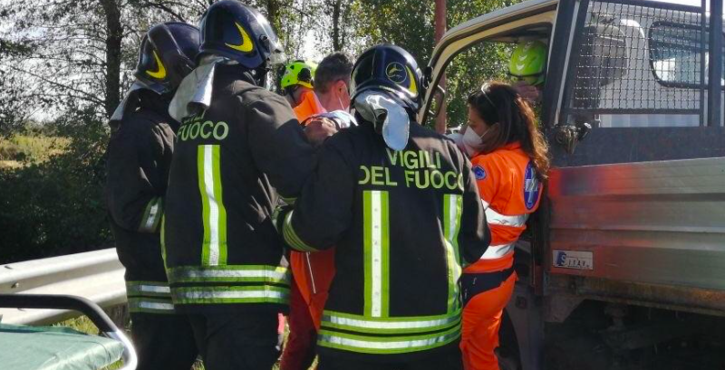 Incidente sulla sp105: ferito estratto dalle lamiere dai pompieri – FOTO