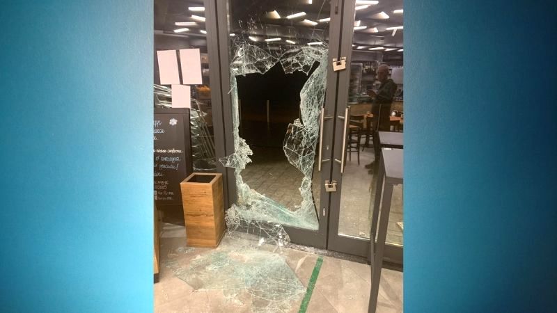 Spaccata al bar: ladri sfondano il vetro con un tombino e fanno irruzione nel locale