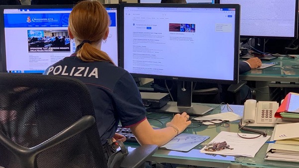 Violentata dall’amico di famiglia: 14enne denuncia tutto con un’email alla polizia locale