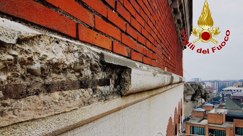 Cornicione sta per staccarsi dal palazzo storico: l’intervento dei pompieri. FOTO