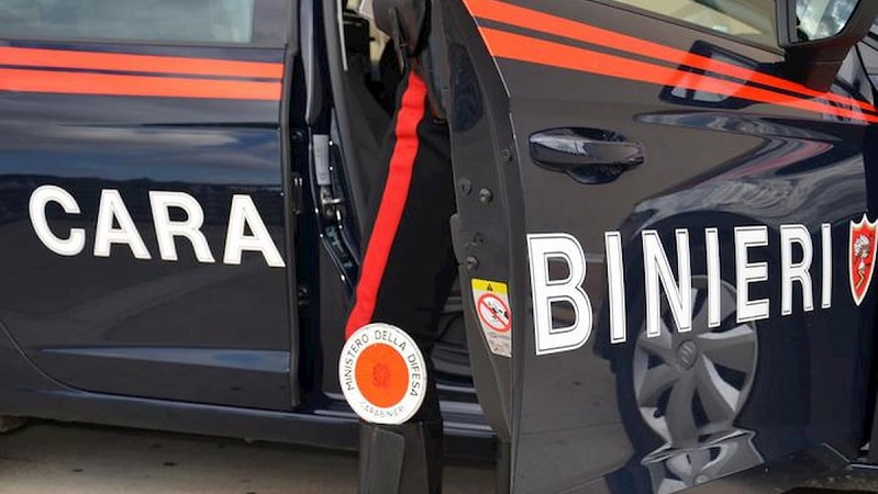 Aggrediva donne a pugni in faccia per rapinarle: arrestato 17enne