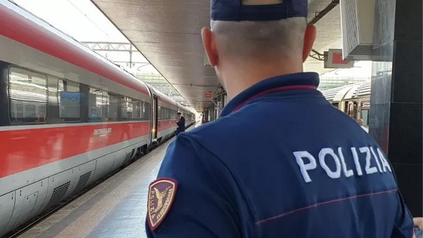 Turista americano accoltellato e rapinato su un treno per Milano