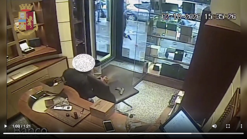 Tenta rapina in gioielleria armato di pistola: la polizia lo blocca dentro il negozio VIDEO