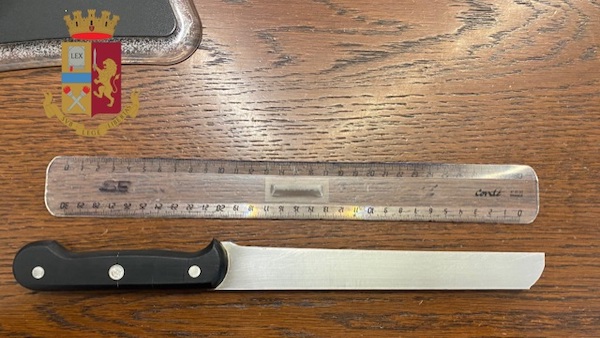 Si rifiuta di mettere la mascherina in metro e minaccia con un coltello i vigilanti: arrestato