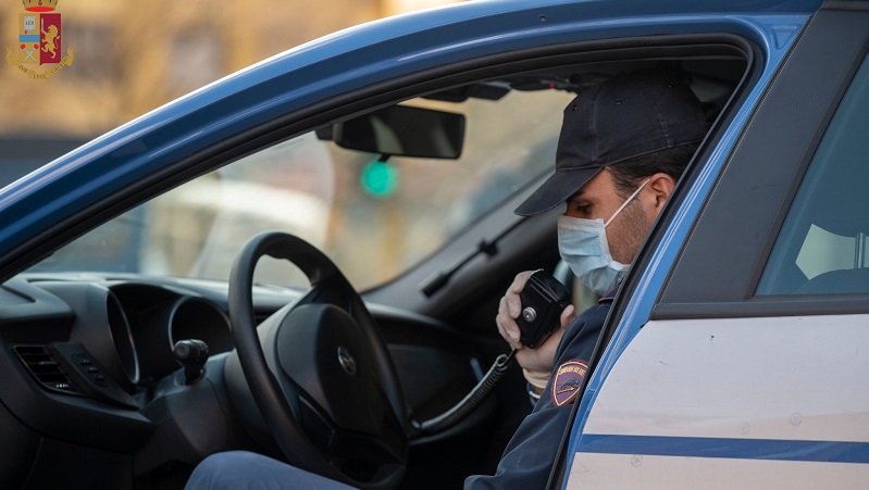 Procurava alloggi agli abusivi e allacciava luce e gas illegalmente: denunciata 32enne