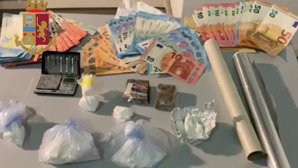 Si finge donna indossando una parrucca per comprare la droga: beccato dalla polizia