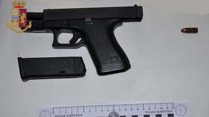 Picchiano una guardia giurata e gli rubano la pistola: arrestati