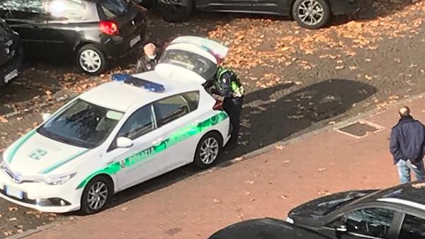 Anziani in gruppo per bersi una bottiglia di vino: segnalati e sanzionati