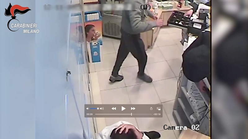 Calci e pugni al farmacista per rapinarlo: presi due 18enni e un minorenne VIDEO