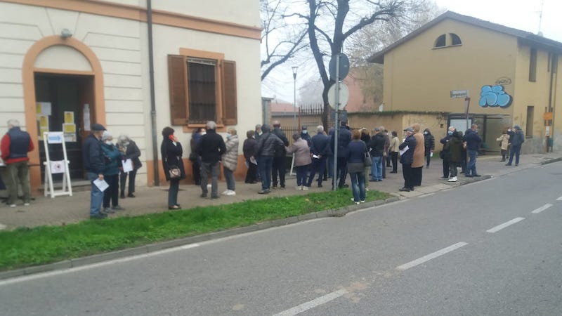 Vaccino antinfluenzale: “Un’ora in piedi al freddo con altre 60 persone”