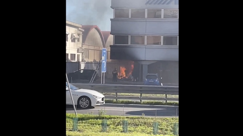 Incendio in un capannone a Trezzano, sul posto vigili del fuoco e soccorritori VIDEO