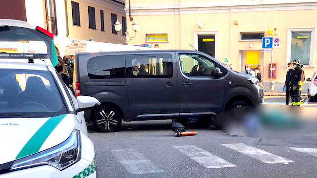 Incidente davanti alla posta: muore donna investita da mini van