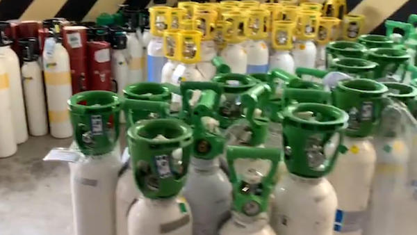 Mancano le bombole per l’ossigeno, l’appello: “Restituite i vuoti”
