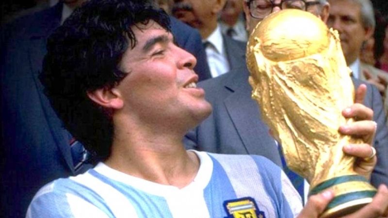Morto Maradona: il mondo del calcio è in lutto