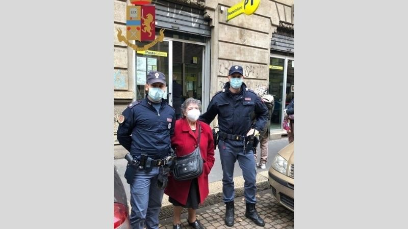 Anziana di 85 anni non riesce ad andare a ritirare la pensione: la aiutano i poliziotti