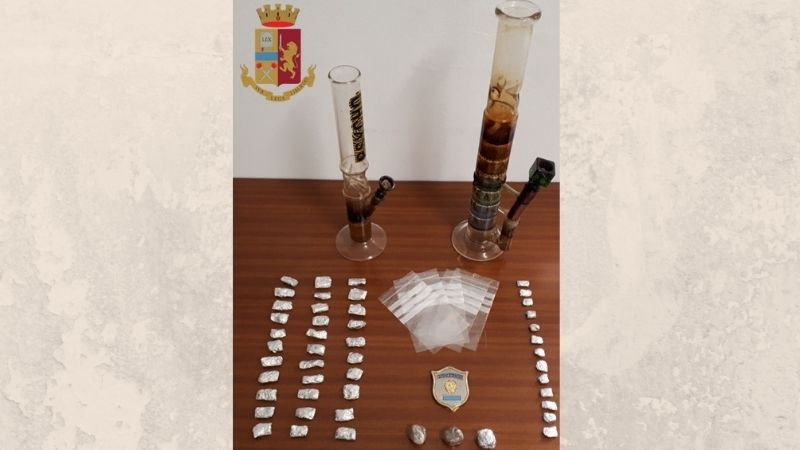 Droga nascosta nelle cantine: la scoprono i due cani della polizia
