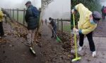 Cittadini attivi: ripulito dal Comitato di quartiere il vialetto pieno di foglie FOTO