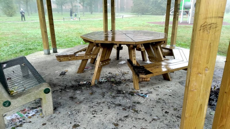 Rifiuti, mascherine per terra e falò nel gazebo: la festa dei giovani in passeggiata Rossini