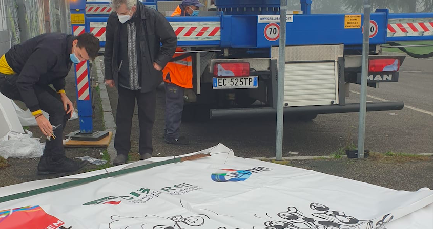 Sciopero Enel, i sindacati appendono a una gru uno striscione di protesta lungo 40 metri