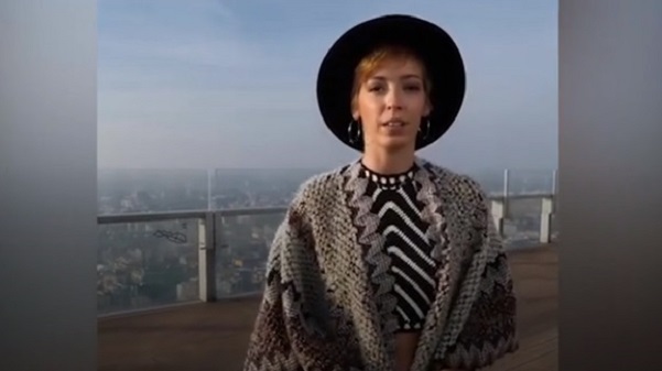 Martina malata di cancro diventa testimonial della campagna per il rispetto delle regole anti covid. VIDEO