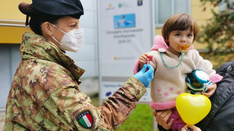 Militari e clown insieme per la vaccinazione antinfluenzale dei bambini FOTO