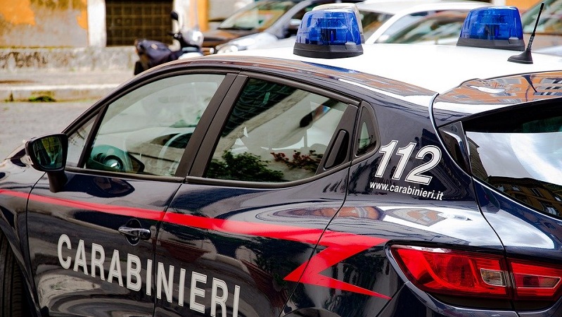 Violenze sulla moglie e brucia l’auto di chi le ha dato rifugio: arrestato 44enne
