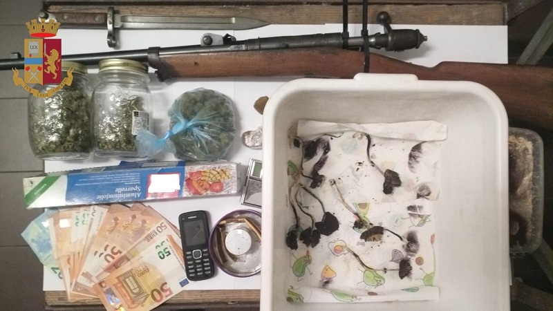 In macchina droga e in casa un fucile da guerra e una baionetta: arrestati