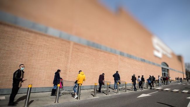 Misure anti contagio: ingressi contingentati nei supermercati di Buccinasco