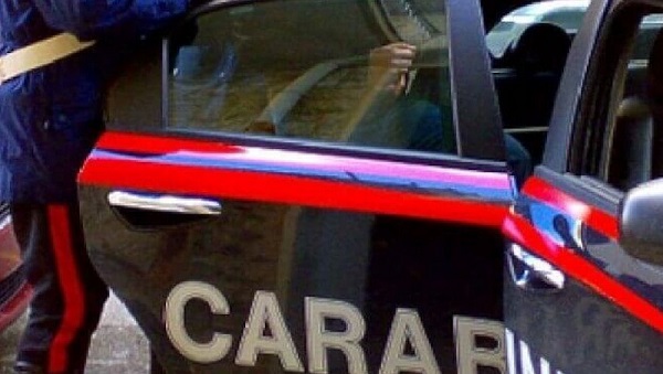 Spaccia in casa e nasconde la cocaina nei bidoni dei rifiuti: coppia arrestata