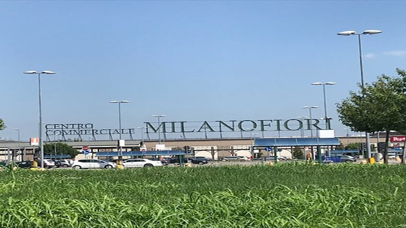 Si rifiuta di mostrare lo scontrino e prende a calci e pugni i carabinieri: arrestato 23enne