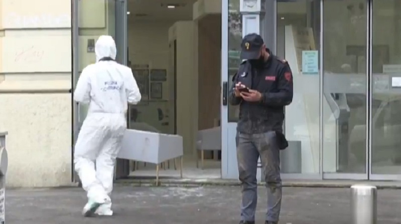 Colpo in banca a Milano, dipendenti in ostaggio, poi la fuga attraverso le fogne