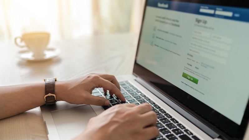 Istigava a infrangere il Dpcm: denunciato per un commento su Facebook