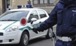 Abbandonano 70 sacchi in mezzo alla strada: beccati e denunciato dalla polizia locale