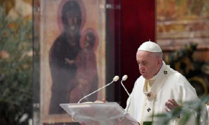 Papa Francesco rivoluziona la messa: non più "fratelli", ma "fratelli e sorelle" (e non solo)