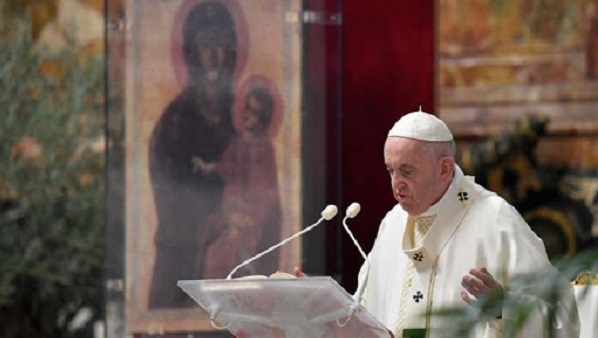 Papa Francesco rivoluziona la messa: non più “fratelli”, ma “fratelli e sorelle” (e non solo)