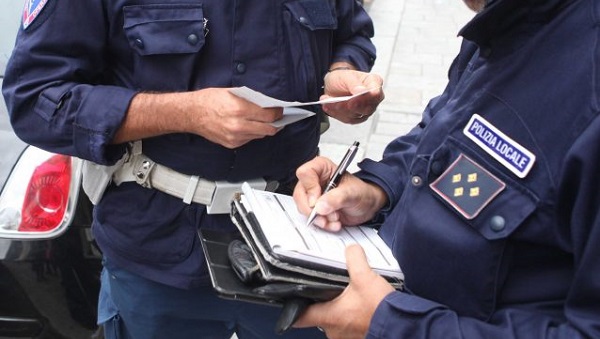 Papà senza mascherina accompagna il figlio a scuola: “Non me la metto”. Multato